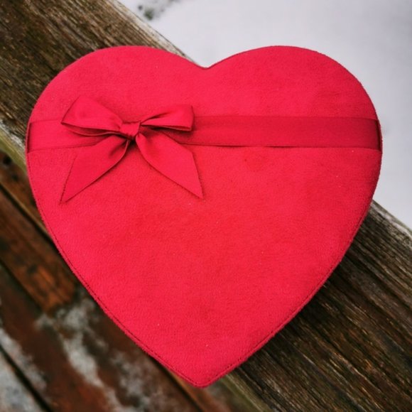 Laura Secord Heart Shaped Pink Velvet Chocolate Box with Bow - Picture 2 of 16